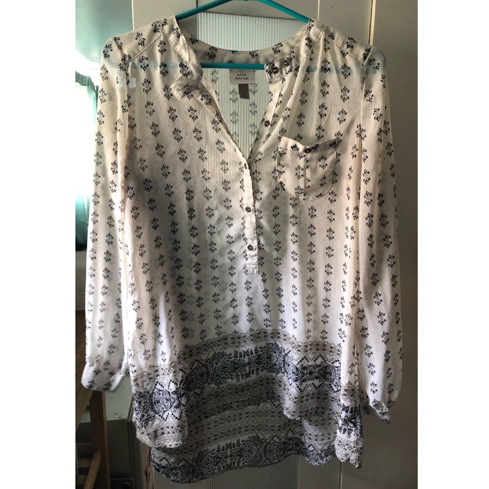 Flowy long-sleeved blouse.